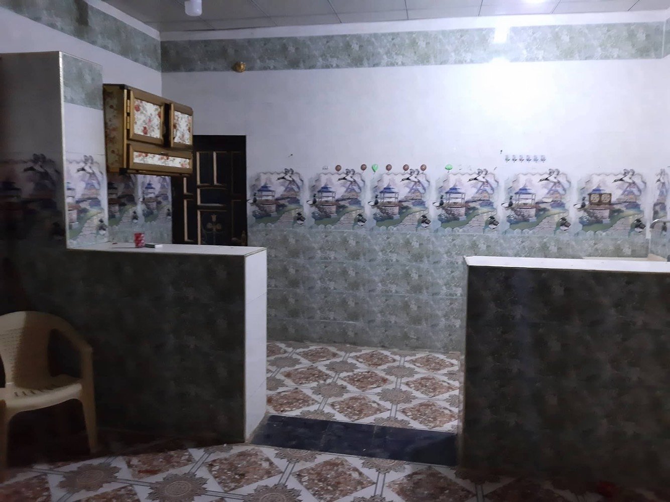السلام عليكم ورحمه الله وبركاته
مكلف بنشر 
بيت للايجار 
العنوان ٥ كيلو قرب مركز الحرية و مدارس هبة الرحمن قريب على كل الخدمات الصحية و التعليمية و الامنية 
البيت نظيف كما موضح بالصور 
ديوانيه و مطبخ وحمامات داخل خارج و غرفتين و صاله و منور للتنور و تخم للديوان 
الغرف كل وحده سبلت بس واحد بيهن بي خلل  سعر الإيجار ٥٠٠ 

***********
