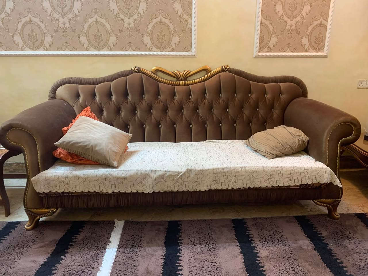 قنفات خشب زان ملكي ست قطع حجم وسط
عشر مقاعد
قنفتين واربع كراسي 
السعر 500 الف
للتواصل ***********
