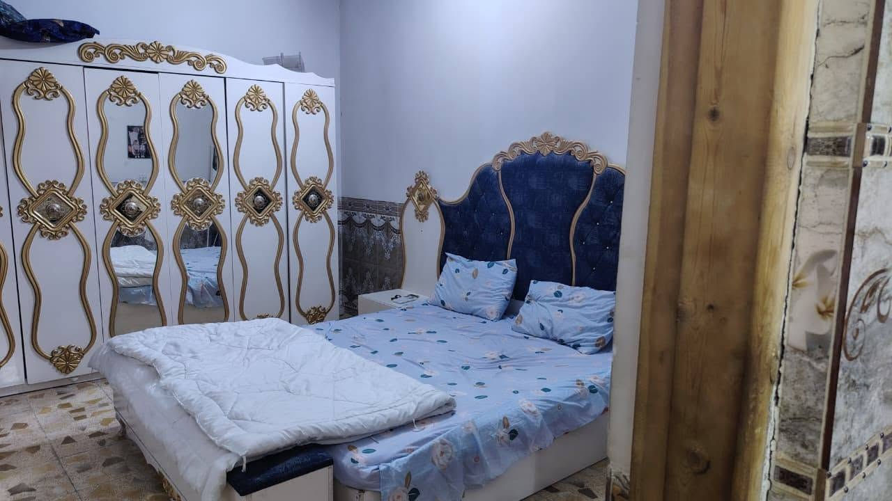 بيت للبيع مساحه 256يحتوي على غرفتين نوم استقبال مطبخ صاله كبيره صحيات2 مناور2 بغداد جسر ديالى الجديدة الكرغوليه شارع ملاين بداية المنطقة قريب على سوق سند 25 طابو زراعي حق التصرف للاستفسار *********** /سعر 160وبي مجال
