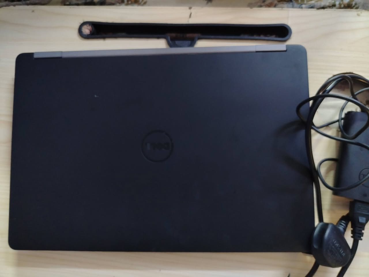 :📣 للبيع: لابتوب ديل (Dell Latitude E5570) نظيف جداً وبمواصفات راقية
 من الفئة العمليّة القوية (Latitude)، الجهاز غني عن التعريف بالتحمل والنظافة. يفيد جداً للطلاب، جماعة البحوث، أصحاب المتاجر الإلكترونية، تصفح، وبث مباشر. الجهاز طيارة بالتشغيل وما يهنك أبداً.💻 المواصفات مالته بالتفصيل
 (مثل ما واضحة بالصورة):⚡ المعالج (البروسيسور): Intel Core i5 من الجيل السادس (i5-6300U) – سريع ومستقر وما يحمى.🧠 الرام (RAM): 16 جيجا! (يعني افتح شكد ما تريد برامج وصفحات بنفس الوقت ومستحيل يثكل عندك).💾 الذاكرة (الهارد): SSD بحجم 238 جيجا – سريع جداً، اللابتوب يشتغل بلمحة عين وخلال ثواني.🖥 كارت الشاشة: Intel HD Graphics 520 (مالت الشركة الأصلي وممتاز للشغل اليومي).💿 النظام: ويندوز 10 أصلي ومحدث 64 بت.✨
 حالة الجهاز
:اللابتوب أخو النظيف، شغال وما بيه أي نقص أو عيب مصنعي.سريع جداً ومريح بالاستخدام.
سعر ٣٠٠ وبي مجال 
***********
