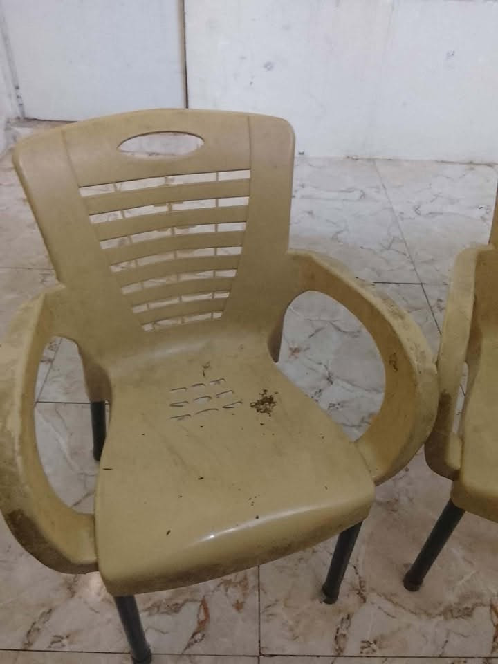 السلام عليكم غراض مال بيت نضيفات
طباخ
وكراسي 
وكنتور 
وجرابيه 
وطبله 
وصوبه زيتيه
***********
