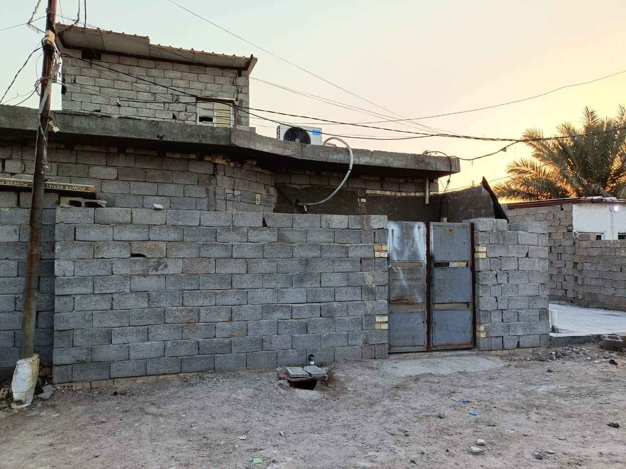 السلام عليكم بيت واقع حال مساحته 108 مربع 
كااشي + مجاري + كهرباء وطني خطين
الحمام والتواليت منفصلين بس ناقصهن لبخ و باب 
غرفتين نوم + هول + مطبخ + درج+ بيتونه جبيرررره كلشش وهم ما ملبوخه
طرمه مساحتهاا حلوه
كهرباء + مي دفن تأسيس جديد ما صار هوووايه
واقع حال بصف الطابو الصرف مدارس كلششش قريبه متوسطة المصطفئ والفصاحه الابتدائيه ومتوسطة المها والوطن الابتدائيه 
الشارع مرتب كلششش والي بي اهل الربيع القدامئ وكلهم موظفين يعني ماكو لملوم وكذا 
اي استفسار اكو واتساب ***********
