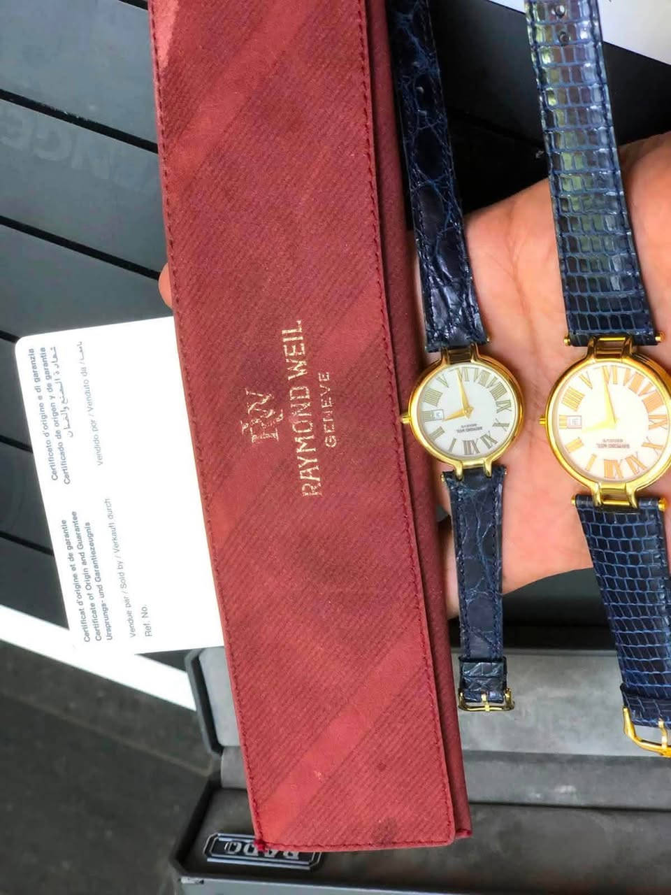سيت ساعات  رايموندويل جنيف  
‏( RAYMOND WEIL)
رجالي - نسائي - انتاج الثمانيات 
سويسري اصلي- كواتز 
تغليف ذهب عيار 18 - 10 مايكرو 
الجلد مصنوع من جلد التمساح الطبيعي         
لوك غير مستعملة - مخزن 
مع المحفظه الأصلية والكرنتي 
للاتصال ***********
