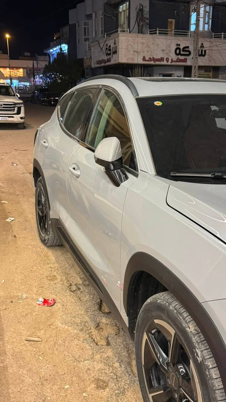 السلام عليكم مستعجل على البيع
بسعر مناسب

سويست S06 1.6L PREMIUM

لاكجري

العداد: 37 الف
السيارة مشمولة بالضمان لشركة هارلم
مكفولة كفالة عامة
المواصفات:
• إطارات قياس 20 إنج
• فتحة سقف بانوراما 1.1 م
• شاشة عرض ترفيهية قياس 15.6 إنج
• شاشة عدادات رقمية قياس 10.25 إنج
• مقصورة الركاب من الجلد الفاخر
• مقعد السائق كهرباء
• كاميرا محيطية 540 درجة
• مثبت سرعة مع رادار تفاعلي
• نظام مراقبة النقطة العمياء
• حساسات أمامية
• حساسات خلفية
• نظام أبل كار بلاي وأندرويد أوتو لاسلكي
• نظام صوتي متطور 8 سماعات من Sony
• بلوتوث / هاتف السيارة
• إضاءة ترحيبية
• صندوق كهربائي
• المرايا الجانبية قابلة للطي كهربائياً ومدفئة
• مصابيح أمامية أوتوماتيكية LED مع مصابيح نهارية LED
• نظام التحكم الذكي بالإضاءة العالية
• نظام تنقية الهواء بالأيونات PM2.5
• فلتر تنقية الهواء (N95)
• دخول ذكي (بصمة)
• تشغيل عن بعد
• خاصية إغلاق الشبابيك وفتحة السقف عن بعد
• شاحن هاتف لاسلكي سريع
• ماسحات الزجاج الأمامي مع حساس للمطر
• وضعيات قيادة متعددة
• نظام مراقبة ضغط الإطارات
• وسائد هوائية

السعر ٢٦ مليون وماكو هيج سعر

مكاني الديوانيه
للاتصال فقط ***********
