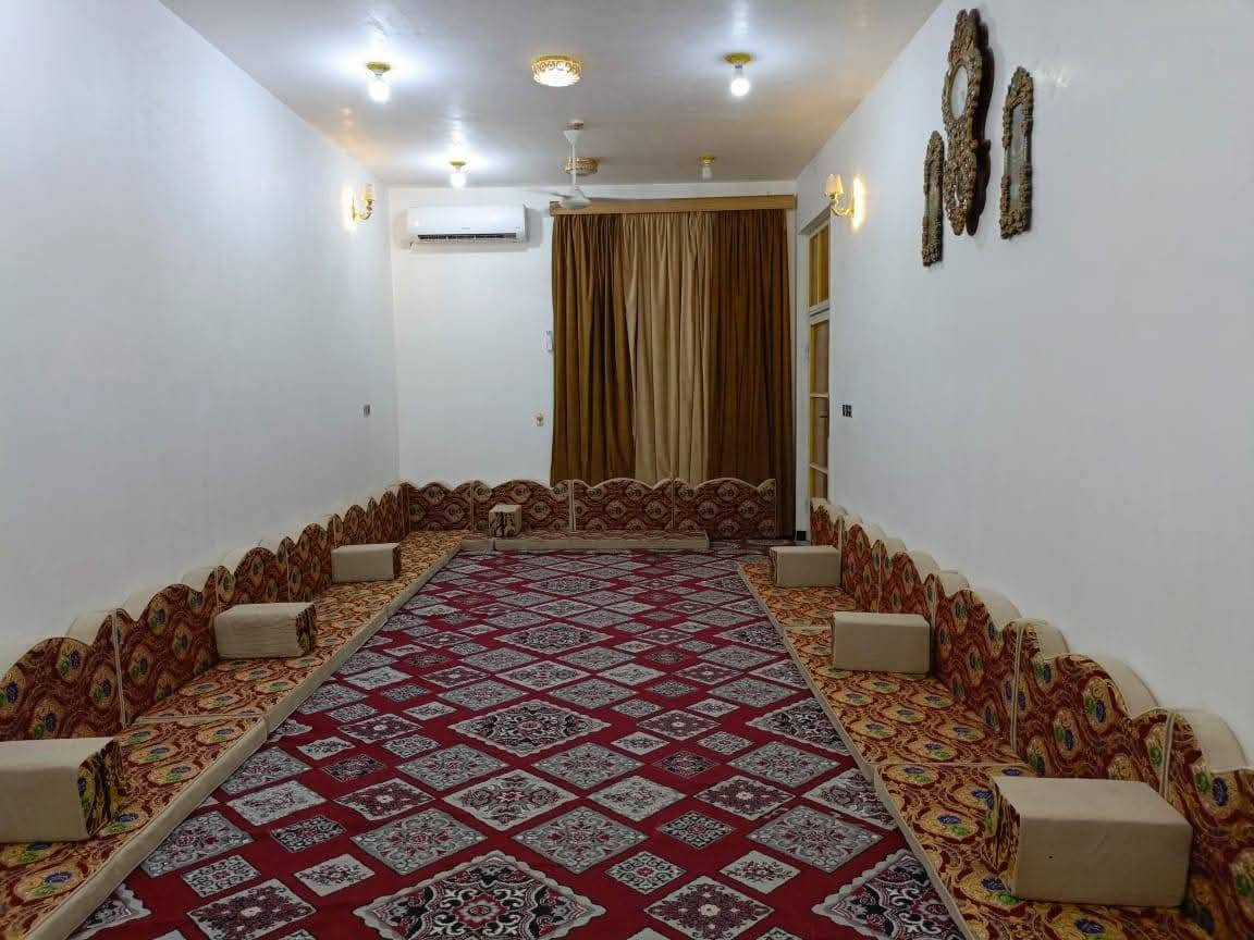 سلام عليكم بيت بحي السبل مساحه 200 طابقين البيت زراعي وبي وصل مال طابو خدمات ماء كهرباء ومجاري توهه شتغلو بيهه البيت يبعد عن الشارع الرايسي 200 متر بنزله الثانيه قرب صيدليت الرحمه البيت يتكون من ستقبال وصاله وخمس غرف وصحيات داخليه وخارجيه ومنور البيت صب كون كريت طابقين وبنيان جديد طابوك رقم صاحب البيت ‏‪***********‬‏
