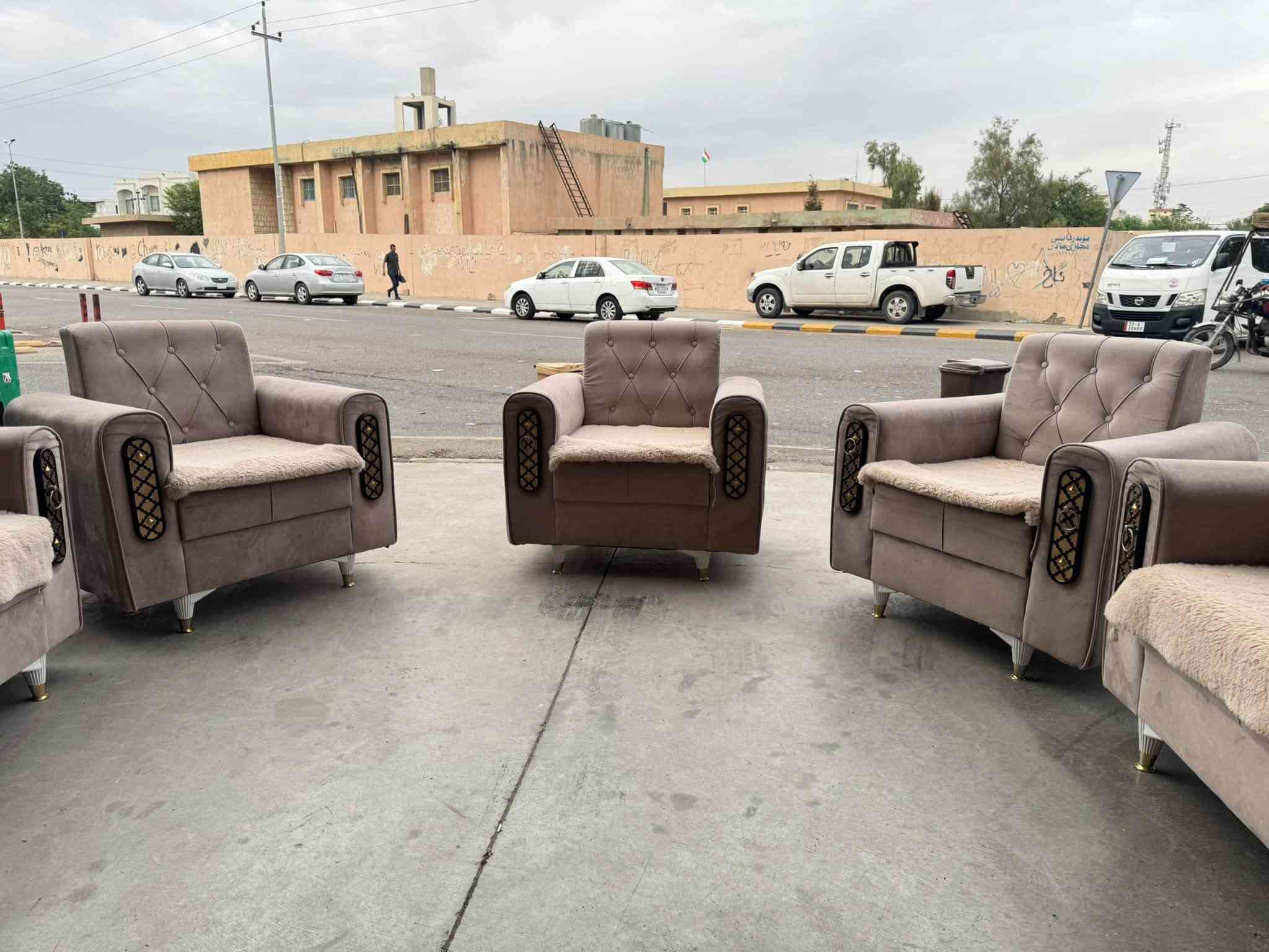 كنب • ١٢نفر • خلف مكتب ليلا قاسم
