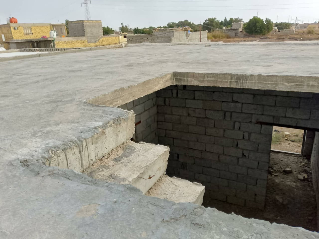 السلام عليكم للبيع مشتمل في منطقة حي الحكيم مساحه 104امتار بتلو طابوق والهيكل بلوك مثل ماموظح بلصوره يحتوي على بناء قرفه + صاله +مطبخ + ستقبال  + منور وحمام  السعر 13 وبي مجال للشراي للستفسار *********** تصال + واتساب
