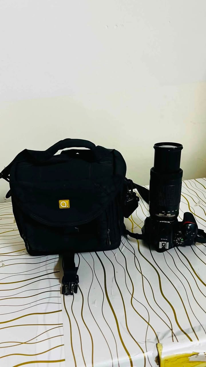 كاميرا نيكون D5600 مع زوم رياضي نوع DXنيكون 70/300
مع حقيبة مع رام 32 كيكه مع شاحنة 
واتساب او اتصال ***********
السعر 425 الف
