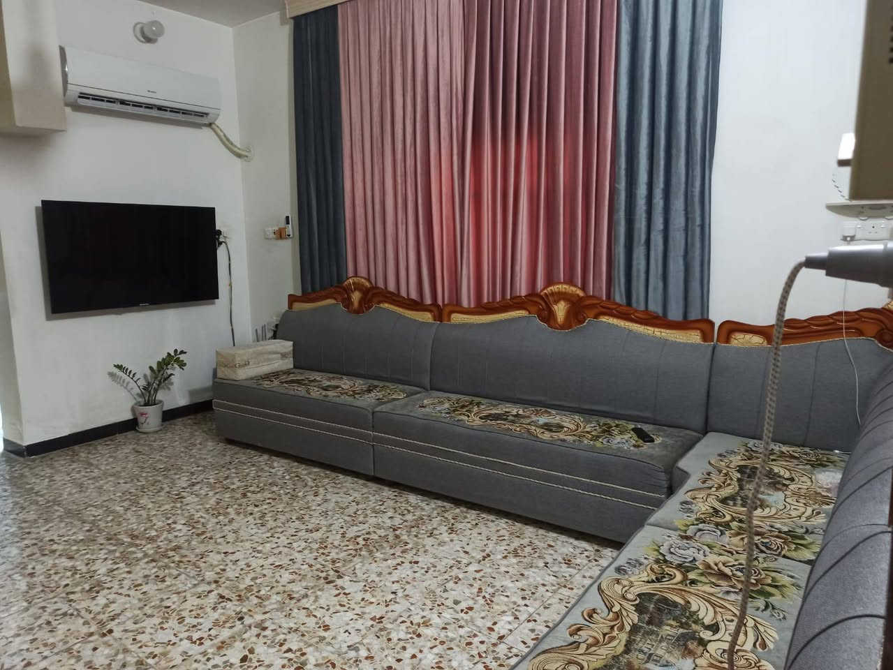 🏡 دار لــلــبــيــع – حــي الــجــزائــر
━━━━━━━━━━━━━━━━━━━━━━

📍 الــمــوقــع:
بــابــل – حــي الــجــزائــر – خــلــف مــســتــشــفــى الــحــيــاة

📐 الــمــســاحــة: 175 مــتــر

📜 نــوع الــســنــد:
طــابــو زراعــي – ســنــد 25

━━━━━━━━━━━━━━━━━━━━━━
🏠 الــدار مــكــونــة مــن طــابــقــيــن:

🔹 الــطــابــق الأول:
🛏️ غــرفــة نــوم
🛋️ اســتــقــبــال + هــول
🍳 مــطــبــخ
🚿 مــجــمــوعــة صــحــيــة مــعــزولــة

━━━━━━━━━━━━━━━━━━━━━━
🔹 الــطــابــق الــثــانــي:
🛏️ غــرف نــوم عــدد 2
🛋️ هــول
🚿 مــجــمــوعــة صــحــيــة مــعــزولــة

━━━━━━━━━━━━━━━━━━━━━━

💰 الــســعــر: 128 مــلــيــون ديــنــار عــراقــي
🤝 قــابــل لــلــتــفــاوض

━━━━━━━━━━━━━━━━━━━━━━

📞 لــلــاســتــفــســار والــاتــصــال:
📱 ***********
📱 ***********

🏢 مــكــتــب عــقــارات أَبــراج بــابــل

📍 عــنــوان الــمــكــتــب:
بــابــل – حــي الــجــزائــر – مــقــابــل الــجــســر الــدولــي – قــرب مــطــعــم الــبــســتــان

━━━━━━━━━━━━━━━━━━━━━━

