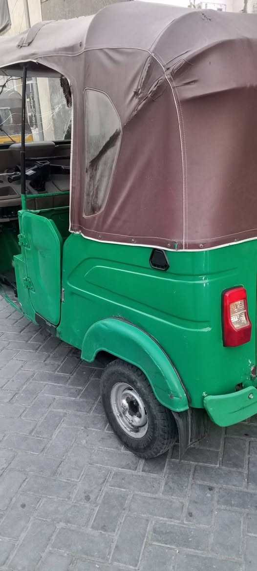 تكتك للبيع موديل 21 رقم وسنويه مكينه خير من الله وبيه ضربه بالباب مال محرك  عنوان مدينه الصدر قطاع 29  رقم ***********
