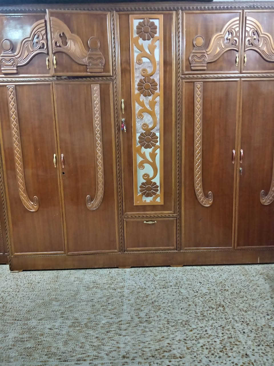 غرفة اخشاب حطاطه مستعمله نظيفه طابقيه ب٦٥٠ الف الشراي يتصل  ***********
