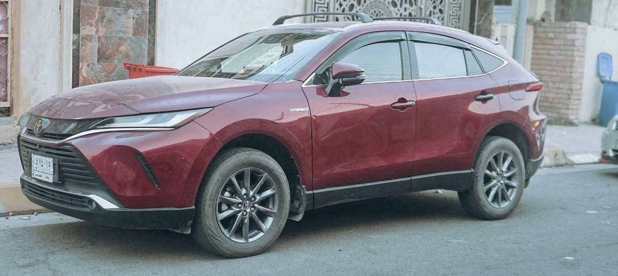للبيع  Toyota Venza 2021 XLE

 اللون: أحمر
 الموديل: 2021
 الممشى: 45,000 كم
 المحرك: 2.5 هايبرد
 الدفع: AWD دفع رباعي
 القير: أوتوماتيك CVT

 السعر: 20,000$ — قابل للتفاوض 

 مواصفات وتجهيزات السيارة:

 الداخلية والراحة
• داخلية جلد
• كشنات كهربائية
• تدفئة وتبريد للكشنات
• سستم صوت JBL
• كونترول لمس
• جام 4 أبواب أوتو
• تبريد ما شاء الله ثلج 
• مرآة وسطية عاكسة للضوء
• صندوق كهربائي ذكي
• البيبان والصندوق فتح بصمة
• ترحيب عند الاقتراب من السيارة

 الأمان وأنظمة القيادة
• حساسات أمامية وخلفية
• كاميرا
• رادارات 360 درجة
• مانع تصادم أمامي وخلفي
• توقف ذاتي أمامي وخلفي
• نظام مساعدة/قيادة ذاتية
• أنظمة Toyota Safety Sense
• أنظمة الثبات والفرامل الإلكترونية
• عدة وسائد هوائية

 الإضافات
• سبايدر خلفي
• راكات بلادية
• جنوط ألمنيوم
• دفع رباعي AWD
• نظام هايبرد اقتصادي
• داخل صاجي

 حالة السيارة
• الصبغ: جاملوغ + الباب الأمامي اليمين + البنيد
• السيارة واضحة بالفحص وما بيها إخفاء للملاحظات
• مناقصة كلشي والحمدلله
• الصيانة باستخدام دهن Amsoil الأمريكي الأصلي
• بنزين فقط مع محسن

 سيارة نظيفة ومواصفاتها عالية، والممشى 45 ألف كم.

 الفحص متاح
 البيع حسب الفحص والقناعة

 للتواصل: ***********

 20,000 دولار — بيها مجال بغداد, العراق
