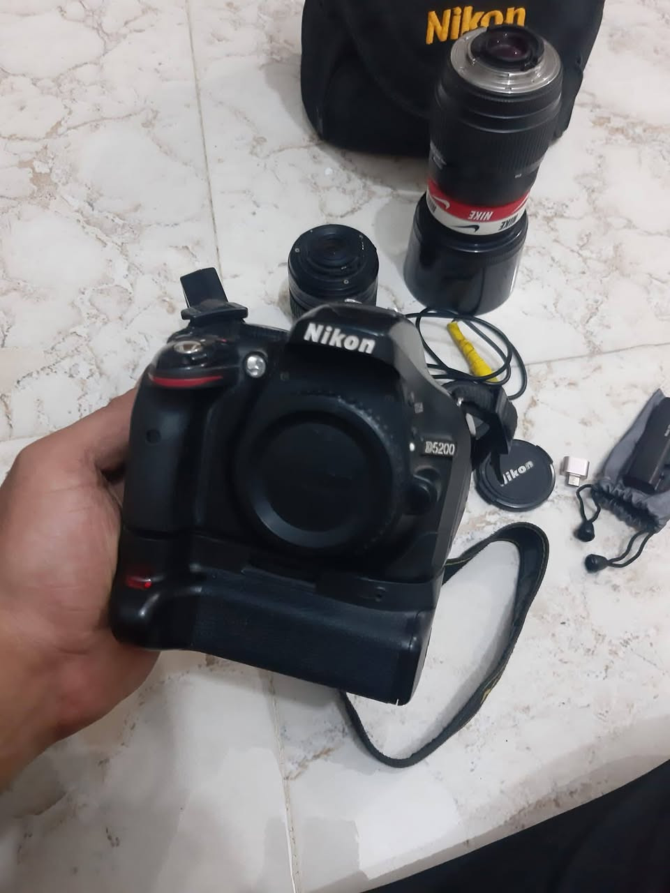 كامره نيكون للبيع مع كامل ملحقات نقصه بس رام ب300 وبيها مجال بسيط مكاني واسط ***********
