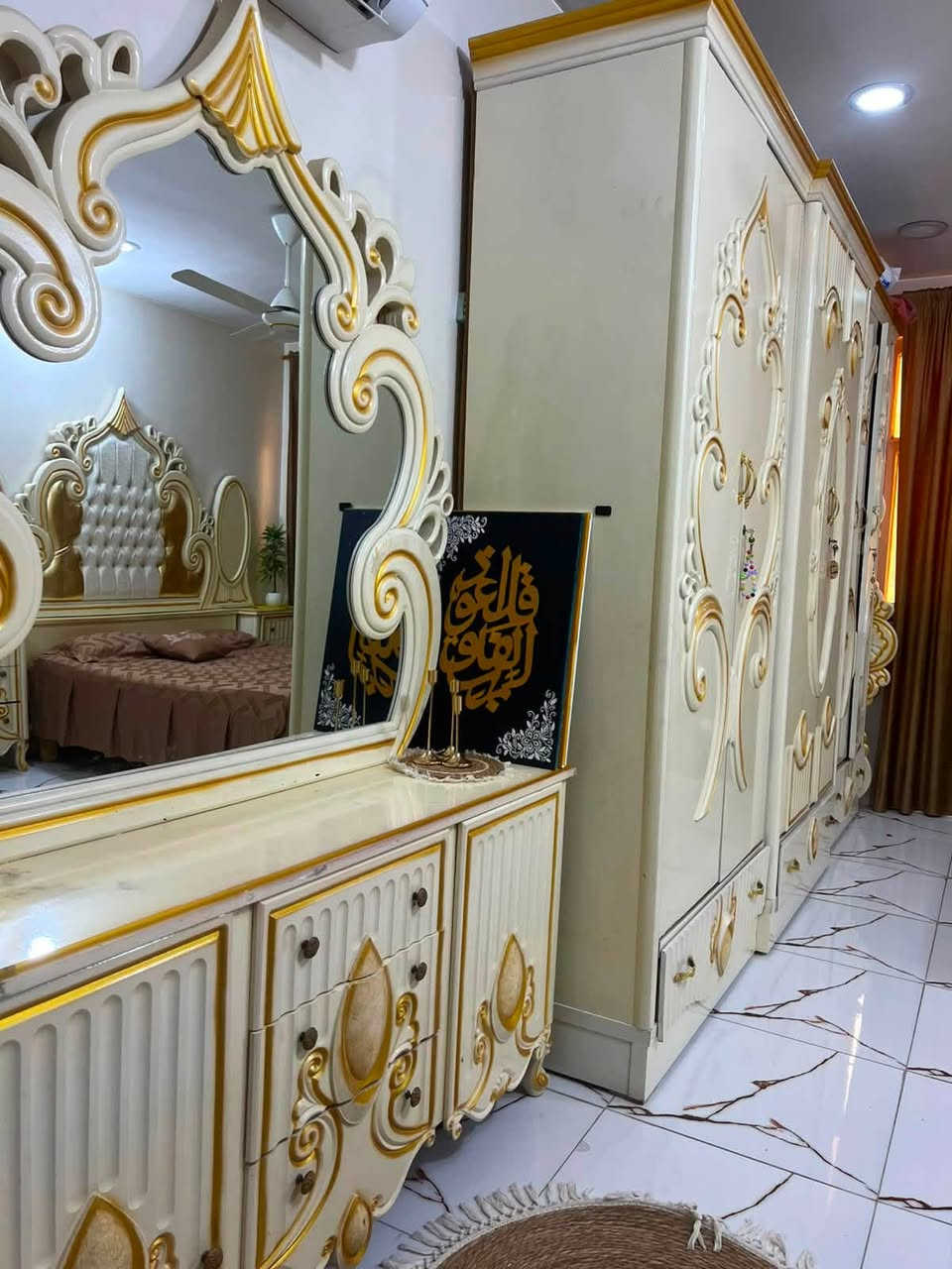 السلام عليكم 
غرفة نوم خشب عراقي 
فصال تركي 
نظيفة استخدام سنتين فقط 
كنتور 6 بيبان ملحق منه وبيه 
موجودة بغداد حي البتول قرب دائرة المرور 
السعر ( مليون وربع ) 
للاتصال ***********
