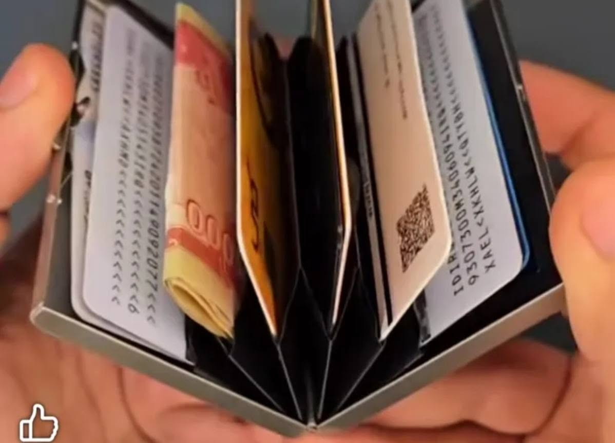 محفظة تيتانيوم للبطاقات الموحدة وبطاقات الماستر كارد مرتبة وتتحمل صدمات ... تتوفر بأربع ألوان الذهبي والفضي والاسود والنيلي .. جديدة غير مستخدمة للبيع بسعر 2000 دينار للقطعة الواحدة واقل عدد للبيع 5 قطع
بصرة / الامن الداخلي  ***********
