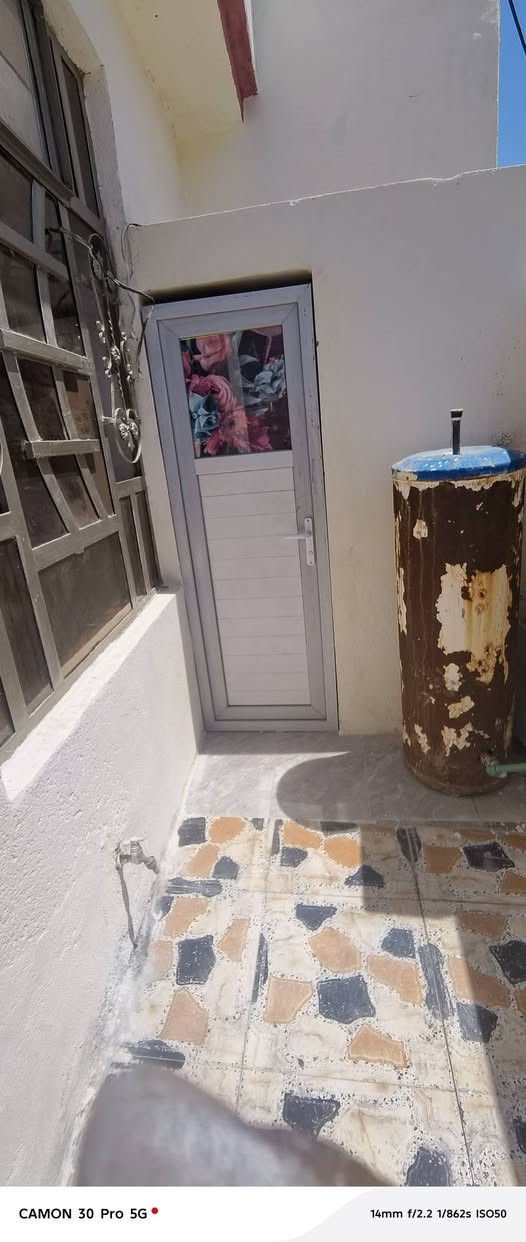 بيت للبيع منطقه الخماس قريب من الشارع العام خلف المعارض يبعد عن الشارع تقريبا 100متر البيت استقبال مطبخ صاله غرفه نوم منور صحيات البيت مرتب بي غرفه الطابق الثاني ما كامله يرادله شي بسيط وتكمل البيت 100متر مي كهرباء كله كامله ***********/***********
