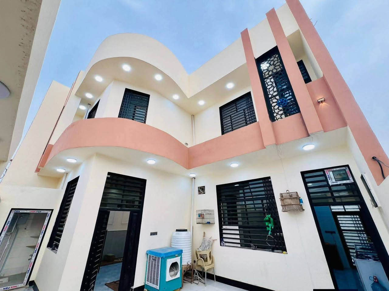 دار للبيع المساحة 200طابقين درجه اولى

بناء جديد طابوك جمهوي صب كونكريت اساس وسقف جسور  

​💎 [نوع العقار: دار طابو زراعي  ] 

​📍 الموقع : [النجف الاشرف / مقابل ملحق قريه الغدير عله شارع المطار مقابل جسر الشهداء عمود 100 ]

​📏 المساحة الكلية: 200 متر طابقين

​🏡 المواصفات الرئيسية: 

يتكون من : طابقين

 غرفة نوم 4➕ إستقبال ➕ صاله2➕ مطبخ ➕ 

مجموعات صحيه3

​🌟 مميزات الدار : [: خلف الشارع العام الرئيسي ⚡ ➕ بناء الدار هندسي حسب المواصفات #العالميه 🌍🌐 ➕ الدار حرف يبعد عن المجسر 150متر ]

​💰 السعر المطلوب: [ 140مليون / "قابل للتفاوض"

​📞 للتواصل والمعاينة الفورية:

​*********** واتساب 

عندك بيت او عرصه وتريد تبيعهه راسلنه واتساب

