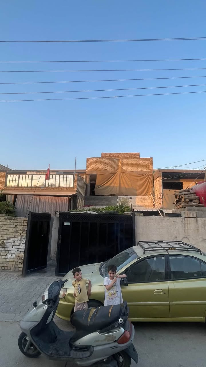 السلام عليكم دار للبيع مساحة 170متر 
ثلاث طوابق على شارع 🛑
يحتوي على حديقه استقبال مطبخ غرفه نوم صاله 
الطابق الثاني غرفتين نوم وحمام 
الطابق الثالث غرفه نوم 
العنوان الغرير نزلة سرايا السلام
للاستفسار مكتب دلالية الغرير 
***********
***********
