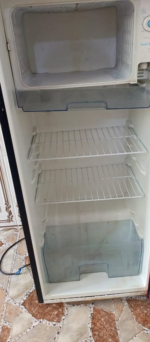 ثلاجة • نظيفة