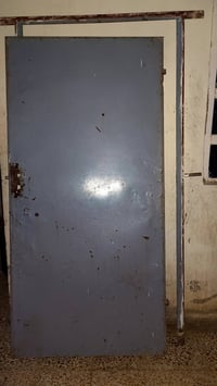 باب حديد • ثقيل