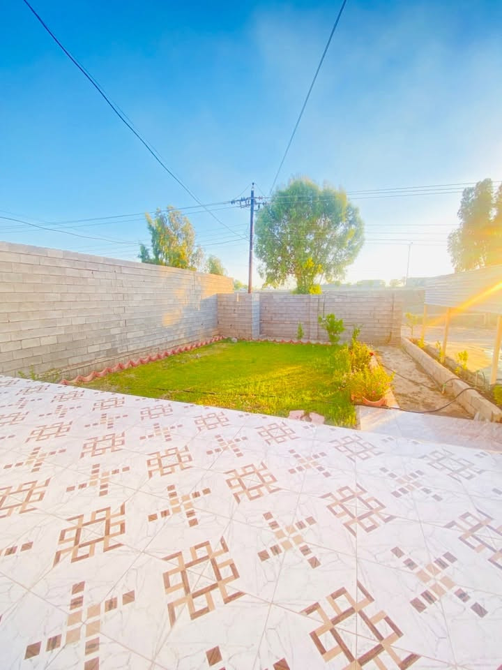 🏡 للبيع – منزل حديث البناء جاهز للسكن
📐 مساحة الأرض: 600 م²
يضم المنزل:
• ربعة واسعة (7×5 م)
• هول (4×4 م)
• غرفتين نوم بمساحة (4×4 م) و(5×4 م)
• صالة مريحة (6×4 م)
• مطبخ داخلي كبير (7×4 م)
• مطبخ خارجي ومخزن
• مجمع صحيات (3×3 م)
• غرفة في الطابق الثاني (7×5 م)
• بيتونة بمساحة (6×4 م)
✨ مميزات إضافية:
✔ أرضيات بورسلين فاخرة
✔ سقوف درجة أولى
✔ المنزل مسيّج بالكامل
✔ بناء حديث ومكتمل، والنقص الوحيد هو سقوف البيتونة فقط.
💰 السعر: 65 مليون دينار.
📍العلم_شارع العم حامد الشباط الشمري 
للاستفسار والتفاصيل:
النخبة للتسويق العقاري
📞 ***********
