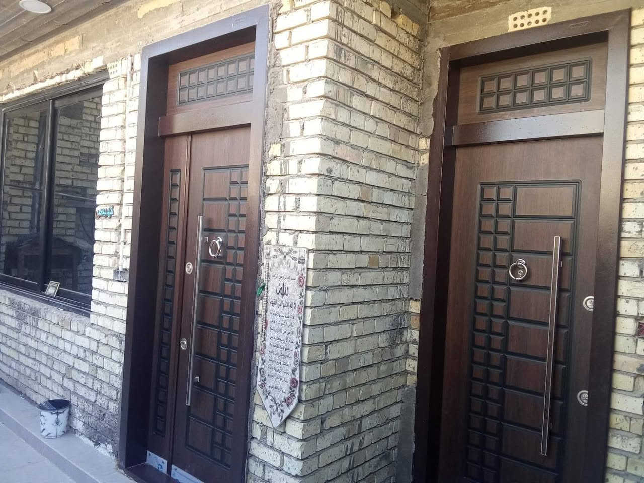 المساحة 200 متر واجه 10 ونزال 20 ✔️
تم نزول من سعر مالتة مستعجلين على بيعتة ❌

♦️ طابو ملك صرف ♦️

بناء البيت حديث 2025 🛑
مسلح ارضية رفت 50 سم 🔸

الطابق الاول 🔹 استقبال مساحة طول 8 مترات وعرض 5 مترات ومطبخ حار وبارد طول 7 مترات وعرض 4 وربع حمام خارجي ومجمع صحيات داخلي وغرفة نوم مساحة 5×4 ومنور 

الطابق الثاني 🔹 غرفة الاولى 5×7  غرفة الثانية 4×7 غرفة الثالثة 5×4 غرفة الرابعة 5×4 و حمام عدد 1

الطابق الثالث 🔹 غرفة الاول 5×4 غرفة الثانية 5×4 مع حولي وسطح مساحة 10×10 

البيت نقصة بس محجر درج او واجهية 

سعر البيت 💸
345 مليون  وقابل للتفاوض 

موقع الدار 📍
بغداد البياع حي التراث شارع الشبكة خلف مجمع كلشي وكلاشي 

الرقم للاستفسار 
***********
