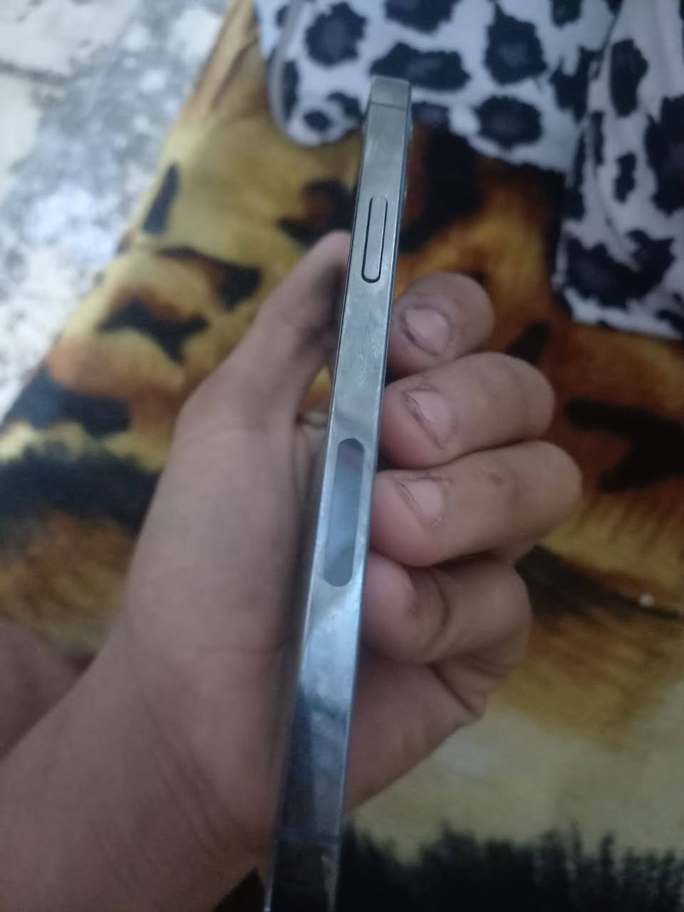 السلام عليكم عندي 12 برو ذاكره 128 مبدل بطاريه فقط وكلشي شغال بي حته فيس ايدي شغال وبي هاي بل ضهر الضربه مثل ما موضح بل صوره ويرهم مراوس سعر 350 وبي مجال للطيبين مكاني بغداد الحريه هاذه رقمي *********** وبي واتساب
