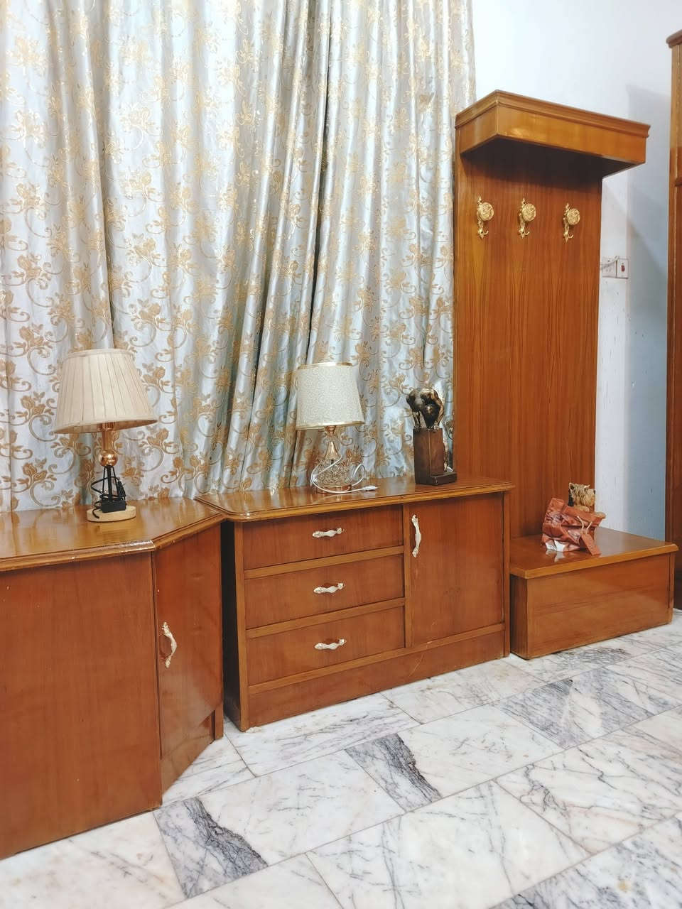 غرفة نوم تسكام صاج داخل وخارج شغل ضهر جرجوبه خمسه ملم استعمال قليل مابيها اي ضرر تكمه مكفوله من الشخط تكمه الواقع احله من الصور العنوان حلة حي الجزائر ***********.    ***********
