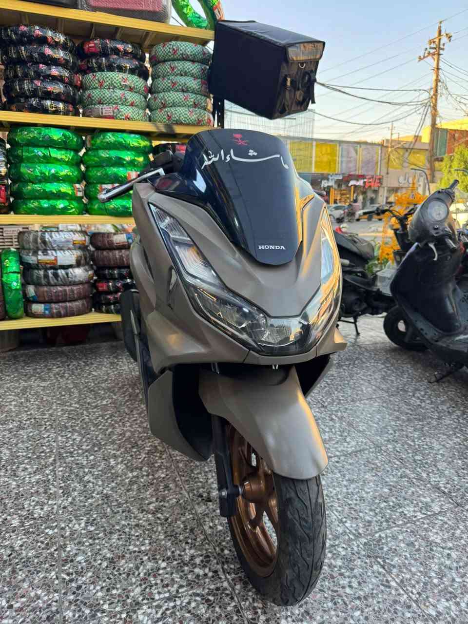 السلام عليكم رقم  ‏‪***********‬‏ 
PCX جيل الرابع موديل 2024 
دراجه نضيفه. فقط شخوط خفيفه بيها من الصفحه اليمنا  الباقي كفاله من ناحيه الكشر ول مكينه كهربائيات 
موضح كلشي بل صوره مكان الدراجه بل دوره رقم ‏‪***********‬‏
سعر 18 بيها مجال
