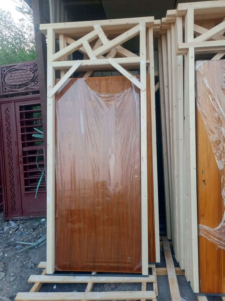 سلام عليكم
يتوفر باب خشب ارتفاع مترين ونص +مترين و10 شغل تفصال درجه اولى العنوان الرفاعي قرب قطع الرفاعي من جهة النصر 
الاستفسار ***********
