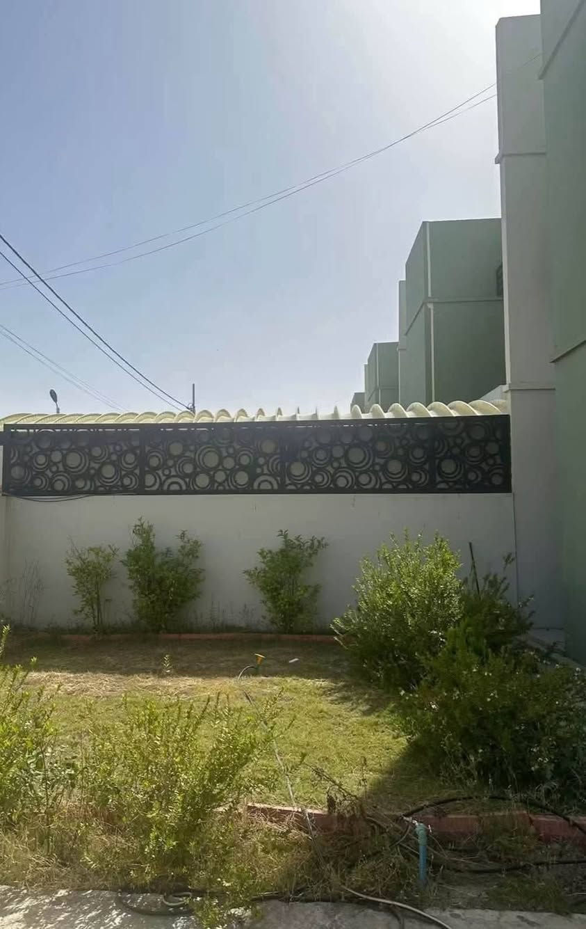 السلام عليكم
متوفر بيت للبيع في مجمع الغدير السكني ابدأية المجمع بلوك 14 دار 15 البيت طابقين كامل على حديقة خلفه بيت وجها على شارع الصب يحتوي على غرف نوم عدد 5 ويحتوي على غرفه نوم صاله واستقبال مع صحيات ومطبخ ومجمع صحيات بل الطابق الأرضي

الطابق الأول 4 غرف نوم وثنين مجمع صحيات بالطابق الأول

السعر المطلوب 110

والباقي عليه لشركة ١٣٠

واتساب ***********

اتصال ***********
