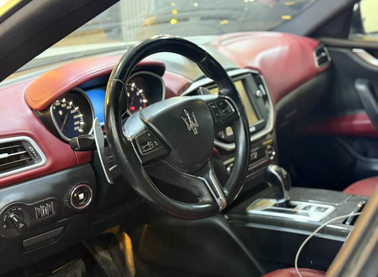 𝑴𝑨𝑺𝑬𝑹𝑨𝑻𝑰 𝑮𝑯𝑰𝑩𝑳𝑰 
خليجيه كفاله صبغ دعاميه فقط 
السعر🚦220
 دفترين و 20 ورقه 
Modil 2015
الممشى : 89 الف كيلو 
عدد الاسطوانات : 𝑽6 
حجم الماكينه : 3.0 𝑻𝑼𝑹𝑩𝑶 
الون الخارجي : ابيض
الون الداخلي : احمر 
🖤🧿🖤 المواصفات 🖤🧿🖤
رقم واحد اعلى المواصفات 
فتحه بالسقف كهربائيه 
مقاعد جلد كهربائيه 
مقاعد مدفيه ومبرده 
لوكو موزراتي ع المقاعد 
ساعه موزراتي اماميه 
تخشيب بلاك داخلي 
كروم خارجي كامل 
قطع كروم بعلامه موزراتي 
مقود متعدد الاستخدامات 
مثبت سرعه 
تحكم كامل 
تشغيل بصمه 
فتح وغلق بصمه 
تشغيل عن بعد 
هند بريك كهربائي 
قير كهربائي 
نقطه عمياء 
مانع تصادم 
فتح وغلق ابواب من الامام 
فتح وغلق ابواب من الخلف
نضام بوضعيه 𝑺𝑷𝑶𝑹𝑻 
نضام بوضعيه 𝑰.𝑪.𝑬 
نضام تراكشن مانع الانزلاق
شاشه اماميه 
كميرا خلفيه 
حساسات 
تحكم ماوس 
بلوتوث 𝑩𝑳𝑼𝑬 
خرائط 𝑮𝑩𝑺 
ابل كار 𝑨𝑷𝑷𝑬𝑳 𝑪𝑨𝑹
مدخل 𝑨𝑼𝑿 
مدخل 𝑼𝑺𝑩 
مدخل 𝑺𝑫 
مدخل شارج 2
شارج لاسلكي 
ليتات داخل 𝑳𝑬𝑫 وكاله 
ليتات زينون اماميه 
اضائه على المرايت 
اضائه 𝑳𝑬𝑫 اماميه 
اضائه 𝑳𝑬𝑫 خلفيه 
رنقات مقاس 20 دخاني كروم 
الخ….
🖤🧿🖤 النضافه 🖤🧿🖤
سياره نضيفه جدا جدا جدا 
عنوان السياره بغداد سيديه 
***********. بغداد, العراق
