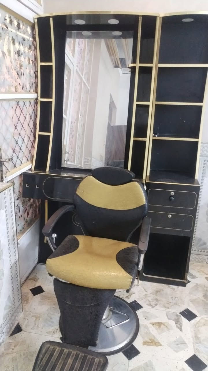 ميز حلاقه العدد٢  معه كراسي ٢ليفيدنه يتواصل سعر ٤٠٠الف وبيه مجال ‭***********‬ مكان التاجي

