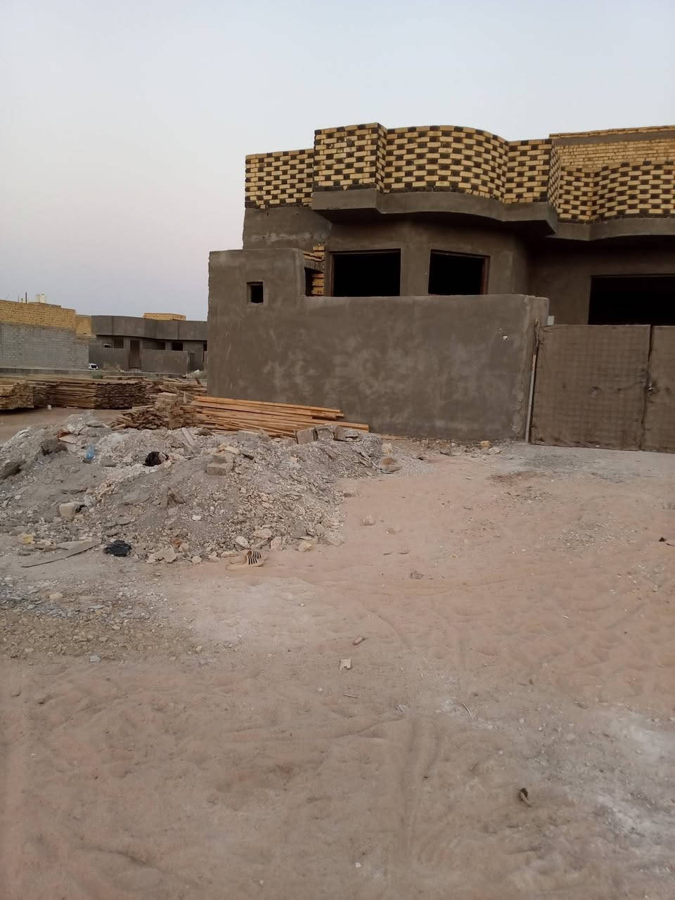 سلام عليكم
بيت للبيع 200م بناء حديث درجه اولى مطابخ حار بارد غرف ثنين صاله كبيره ستقبال جبير صحيات داخلية وخارجيه كراج  نقص البيت بيبان وسراميك من كلشي جاهز  وكلشي بصور  المكان  على الحولي مالت الاسكان الصناعي قريب على شارع العام تقريب 500متر  منطقة هدوء وخدمات الاستفسار ***********
