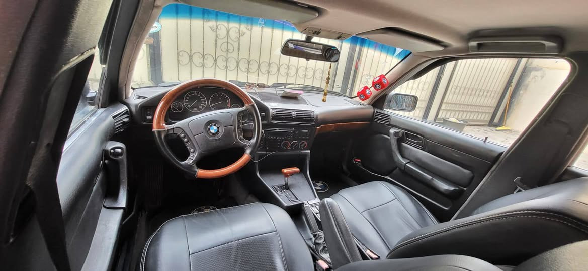 بي إم دبليو 525 (BMW) للبيع
الموديل: 1993 (وارد ياباني)
بجم عريض .  و دبل جمجه 
المحرك: 525 (أصل محرك وبليتة)
الرقم والسنوية: رقم جديد، سنوية مجددة لغاية 2030 (تحويل مباشر - سليمانية)
المواصفات وحالة السيارة:
البدي: بدون أي ضرر (حادث)، مصبوغة عام بالكامل لأجل الجمالية فقط.
الدواخل: نظيفة جداً، كشنات جلد بحالة ممتازة (السيارة وضع شركة بلادي).
الكير والمحرك: شرط الفحص.
الخدمات: تبريد وتدفئة شغال وبكفاءة.
الصدر والحدادية: كلها جديدة.
الإطارات: تخم تاير وويل جديد  ركبتهن). السعر 60$  اذا مو شراي لتعبني رحمه الوالديك ***********
