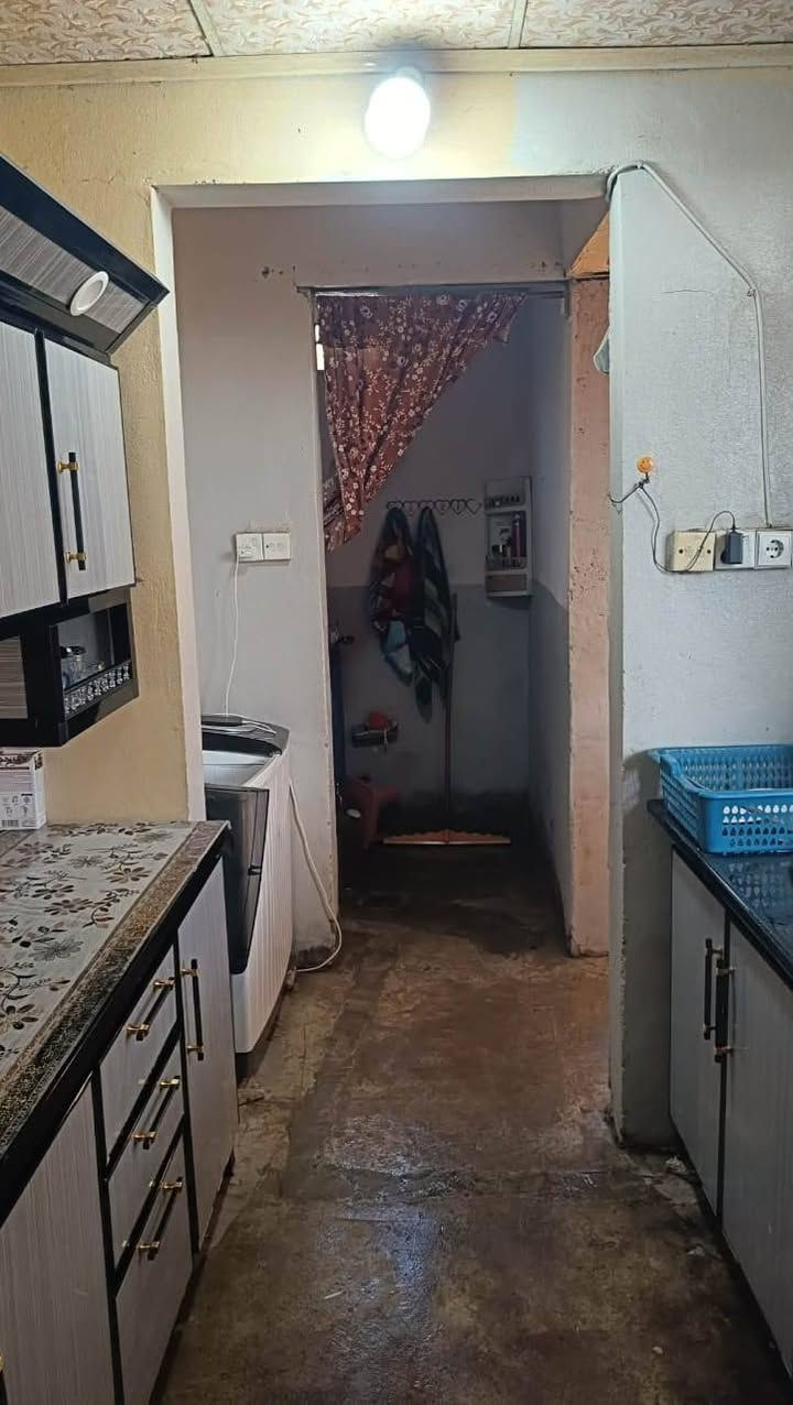 دار مساحه 100متر كارت بلديه يحتوي على غرفة نوم واستقبال ومطبخ وحمام السقف جينكو خدمات ماء كهرباء العنوان حي عدن نهاية سايدين كنيسة تايتنك مسلم معاملة تمليك قرار عشرين السعر 18وبي مجال واذا مقدمه 10هم يرهم 
***********
***********

