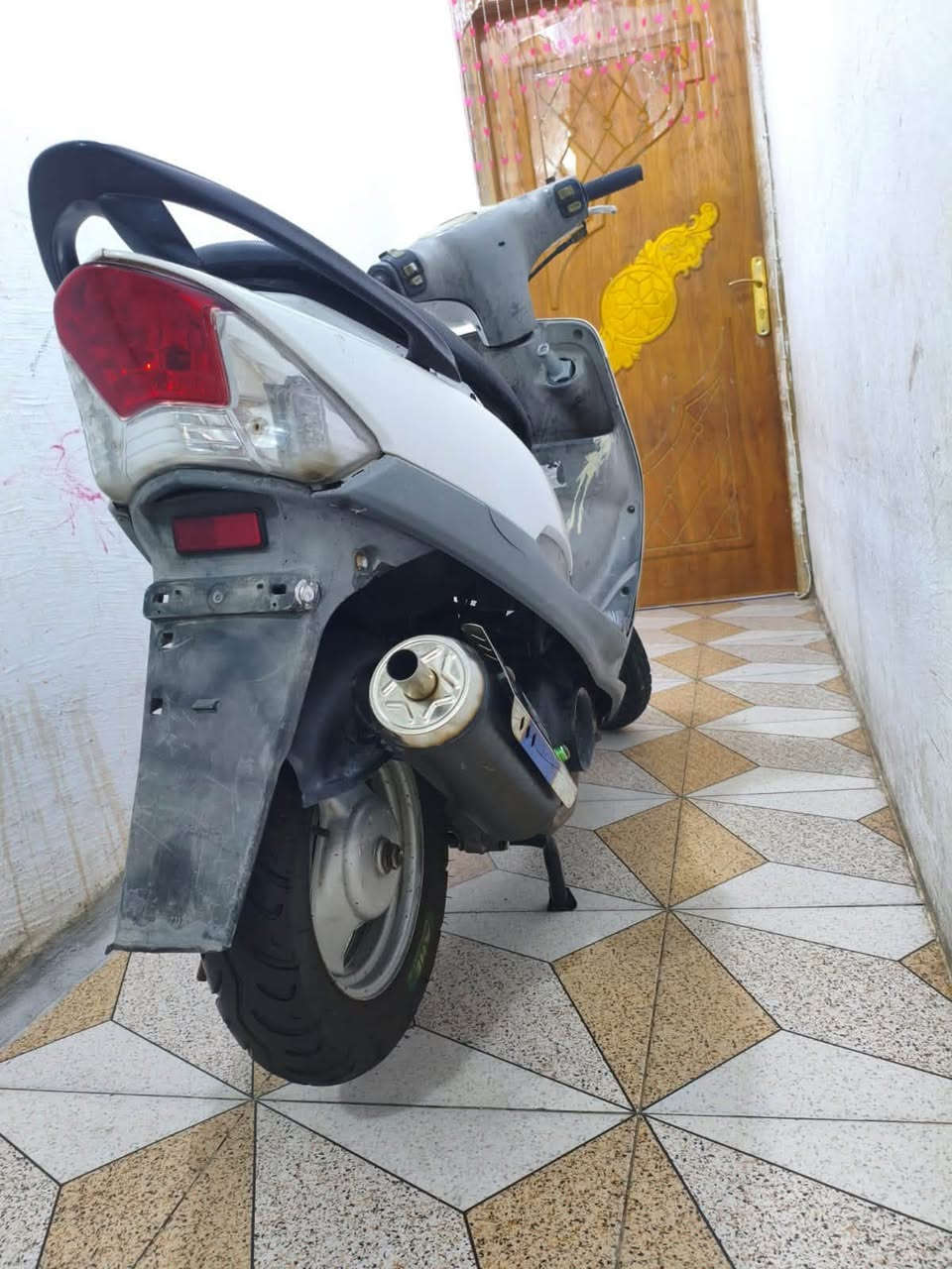 ماكس جديده كلهة شغاله سلف هندر اشاير سكنات ما مفتوحه مشي نهضه خير من اللّه بوشه  ابلاديه لايت عالي وناصي دبلات امامي وخلفي ابريكات اماميه وخلفيه جاهزه اخت الرمبه نعومه كلش حلوه كفرات اصلي حواضن اصليه ختم واحد عدادات الكهربايات كلها شغاله لا تبخير لا تنقيص جاهزه شرط الفحص مكان بصره الطوبه نخيل سعر 600 رقم***********
