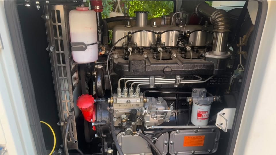 السلام عليكم
مولدة للبيع بيركنز صيني كاتم 37kv نظام تشغيل واطفاء اوتو
مشتغله 121 ساعه فقط يعني جديده كلش (بسعر 6 مليون وبيها مجال قليل) ( للاتصال *********** )
