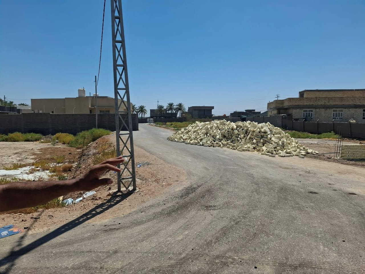 قطع للبيع المساحه 200 متر طابو زراعي سند 25 العنوان ورديه داخل السعر 37 وبيها مجال يرهم مراوس بسياره الرقم ***********
