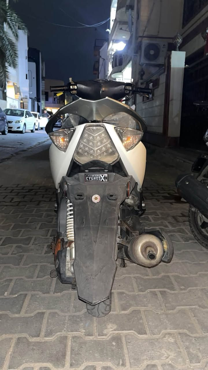 يالله ماكس حديث سرعه 120 نوزل الدراجه خير من الله شلعه ومعدل بس بيها العداد شاشته محروكه و البجم بس ألم بسيط الدراجه نكره بكل وقت بيها صالنصه رياضي اصليه اجتي وياها مصارلها اسبوعين من نزلت من الحاويه و الكسر مال بجم من نازله كاسريها الدراجه طلاعات وبيها مانع سرقه سكليتر خطين السعر 1400 وبيها مجال والله شاهد ديبيعوها ب 1450 و 1500 لان حديثه الاستفسار ***********
