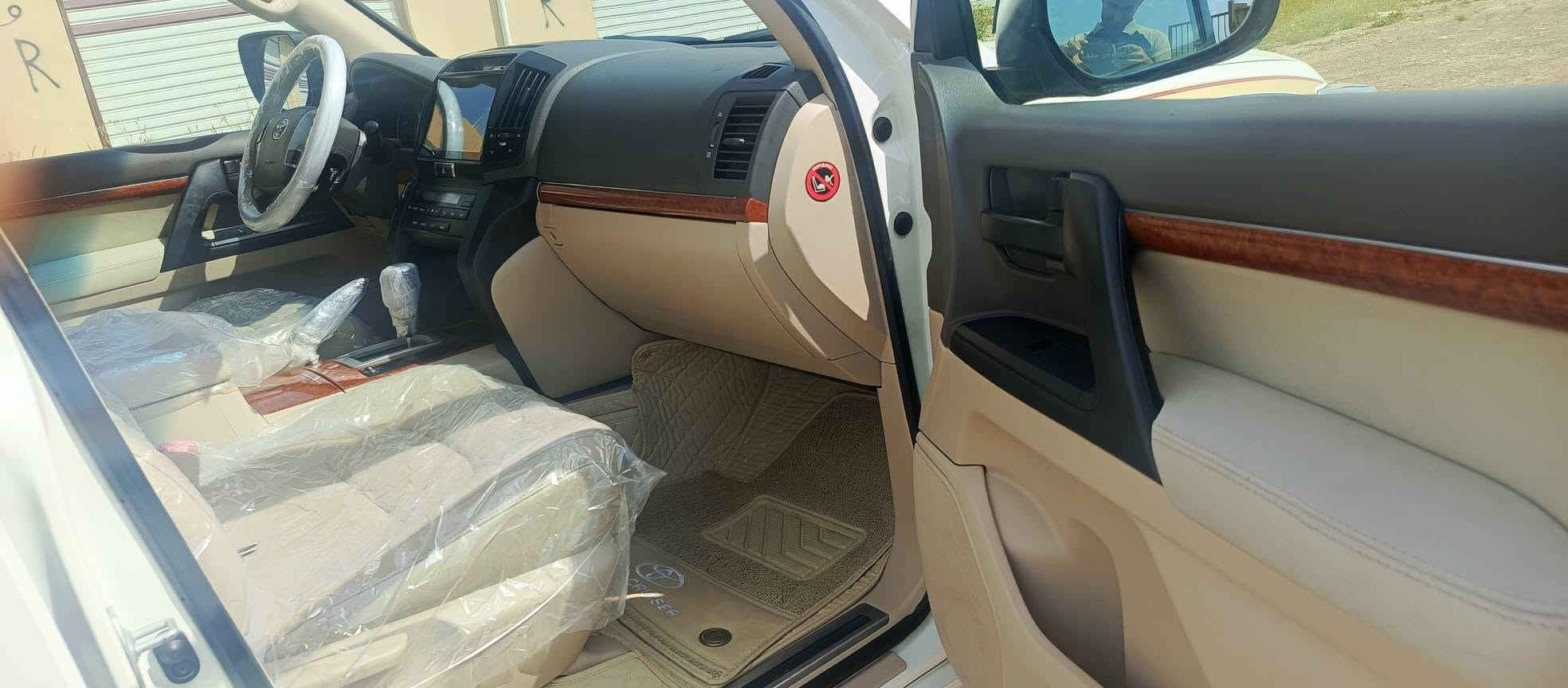 السلام عليكم تويوتا لاندكروزر للبيع موديل 2015 سياره كفاله عامه ماشي 180,000 كلم سياره مواصفات بريميه المفوله على المواصفات سياره بدون عيب جير مكينه بشرط داخل ماكينه ما مغسول سنويه رقم جديد شرط التحويل باسمي سياره مواصفات جي اكس ار عنوان كركوك اتصال ***********
