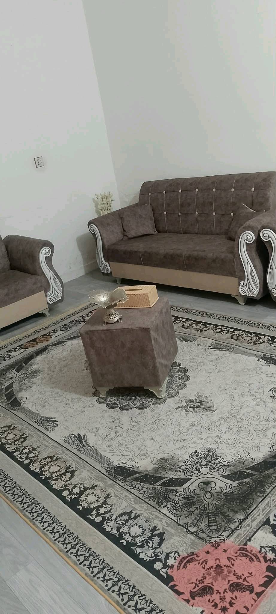 بيت ١٠٠ متر بي غرفه وصاله واستقبال ومطبخ وتخاريج اساس  تجعيب طابوك بناء بلوك سقف عكاده السطح فرشي بي خط مولده وانترنت  جاهز حتى التشاريف كامله بيه طارمه واسعه  الشراي يتفضل واتساب العنوان الكوفه شارع المعل قرب مدرسة الازدهار اواتصال ***********
