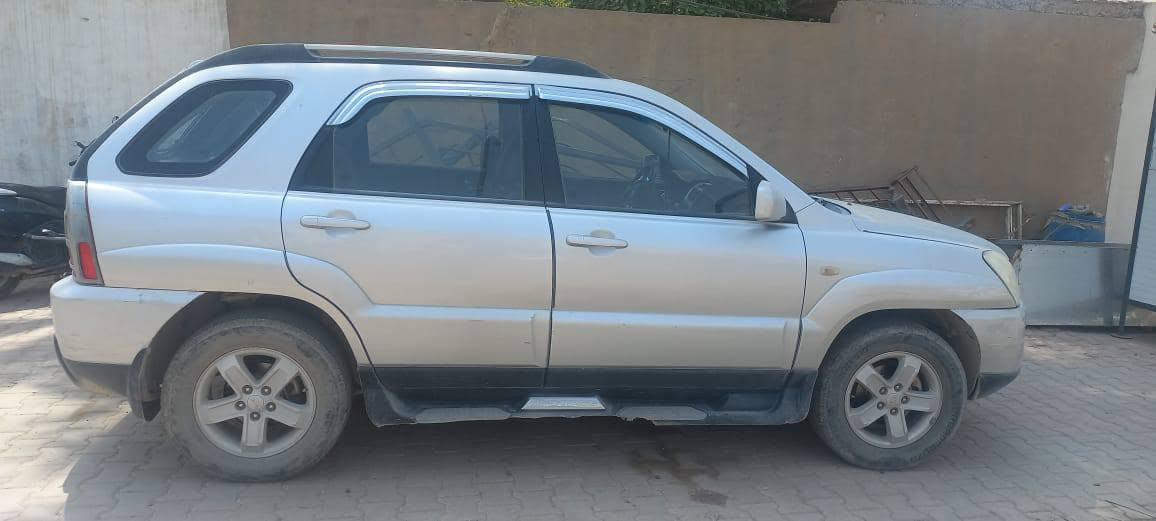 كيا سبورتج 2009 بأسمي محرك ٢٠٠٠ كشنات جلد داخل اسود
اوتوماتيك تبريد شغال تدفئة بالمقعدين الاماميين 
مري كهربائية  بيها جراد بالبنيد والقمارة  
لا معجون ولا دعم  . مكاني سامراء   
للإستفسار ***********
