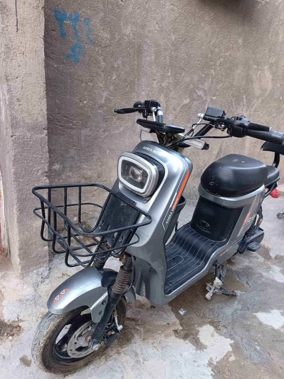 R9 
نضيف
بطارياته عطلانه الان تركنا يعني نقص بطاريات
ماخذي 525 ويا وصل معرض 
ويا سويج ثنين
شتغل بصمة وسويج وكارت 
ويا شاحنه
رايدي 250 وبي مجال لشراي 
‏‪***********‬‏
