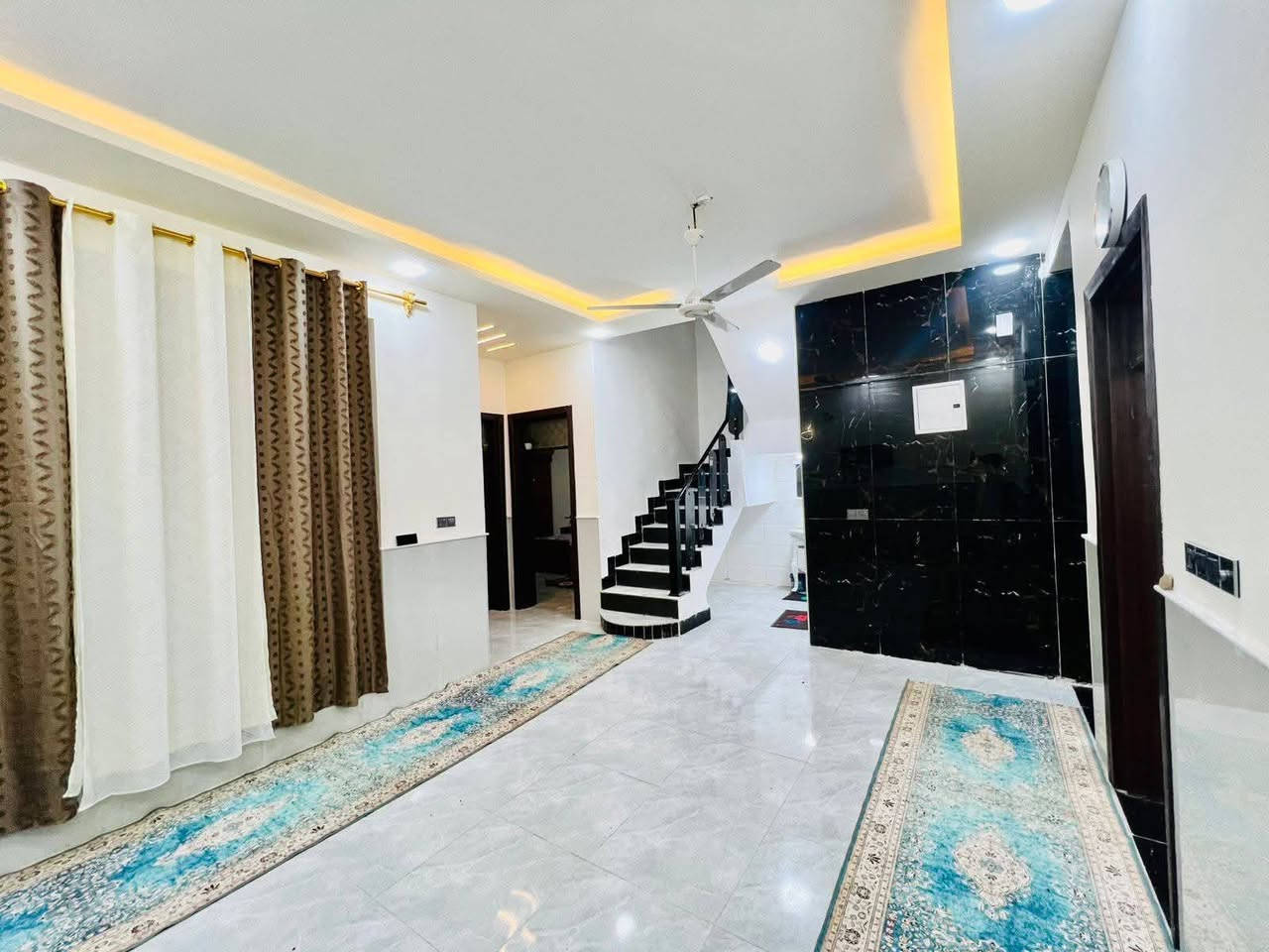 دار للبيع  🏡 
ألمساحه 200 متر  مربعه
 #طابو_زراعي_سند_٢٥_أقرار_محكمه
#مشمول_بل_تطويب
جاهز 🏠
سخان خزان مولد وطني ماطور خلاطات

بسعر 140 مليون #مع_المجال

غرف 4/صاله/مطبخ/2صحيات 2/استقبال/كراج /مكشوفه 
الخدمات🏡
ماء/كهرباء/سوق/مدارس/تبليط/السطوح مزفته ابواب كامله تسكام /ابواب صحيات pps اصليه 

الموقع 🏡 ألنجف/شارع الصب عمود 327 بل خط الثالث 
للتواصل 📞
*********** النجف, العراق
