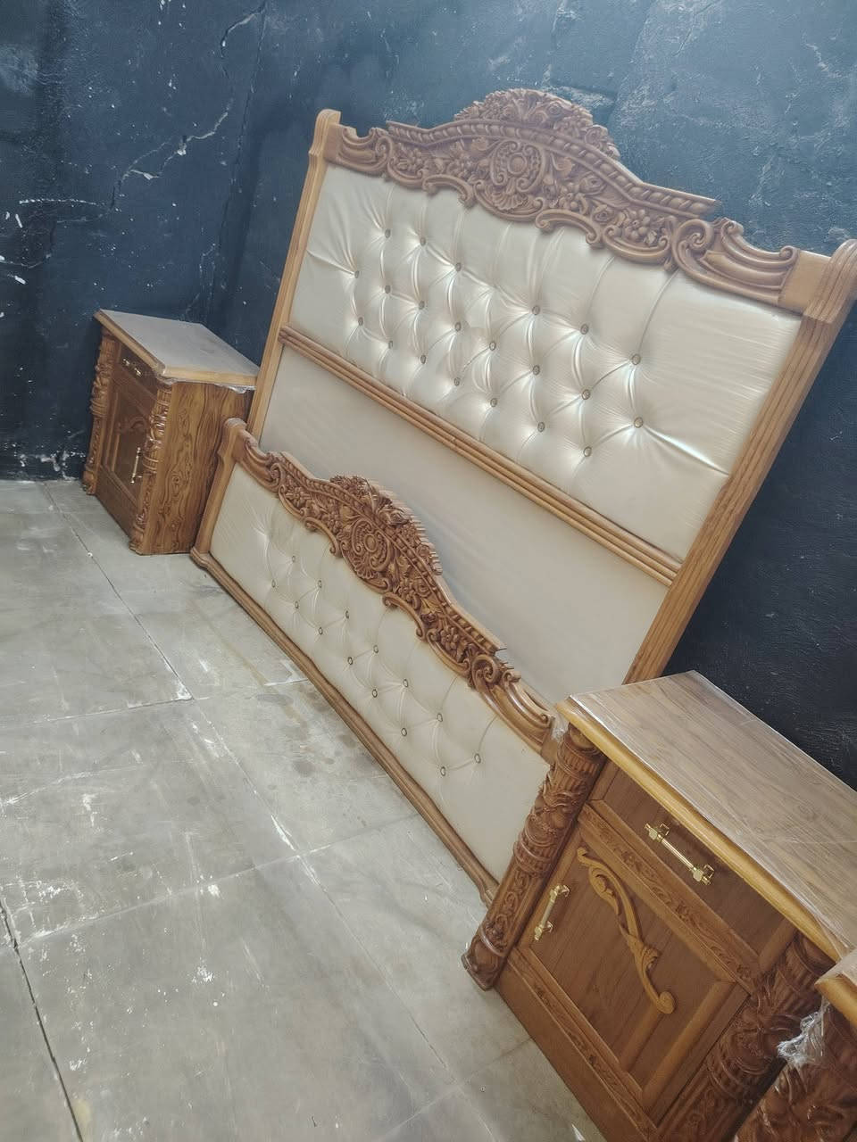غرفة ٦باب محلق تزكام درجة أولى خارج داخل صاج وجه 5ملم داخل 4 ضهر جرجوبة دنك نقش كلة زان مصري جرباية زان مصري زاوية كنتورية برتفاع الكنتور أخت الجديدة اي ضرر مابيها مكان بغداد فلكة حي النصر يوجد توصيل ***********سعر مليون ونص

