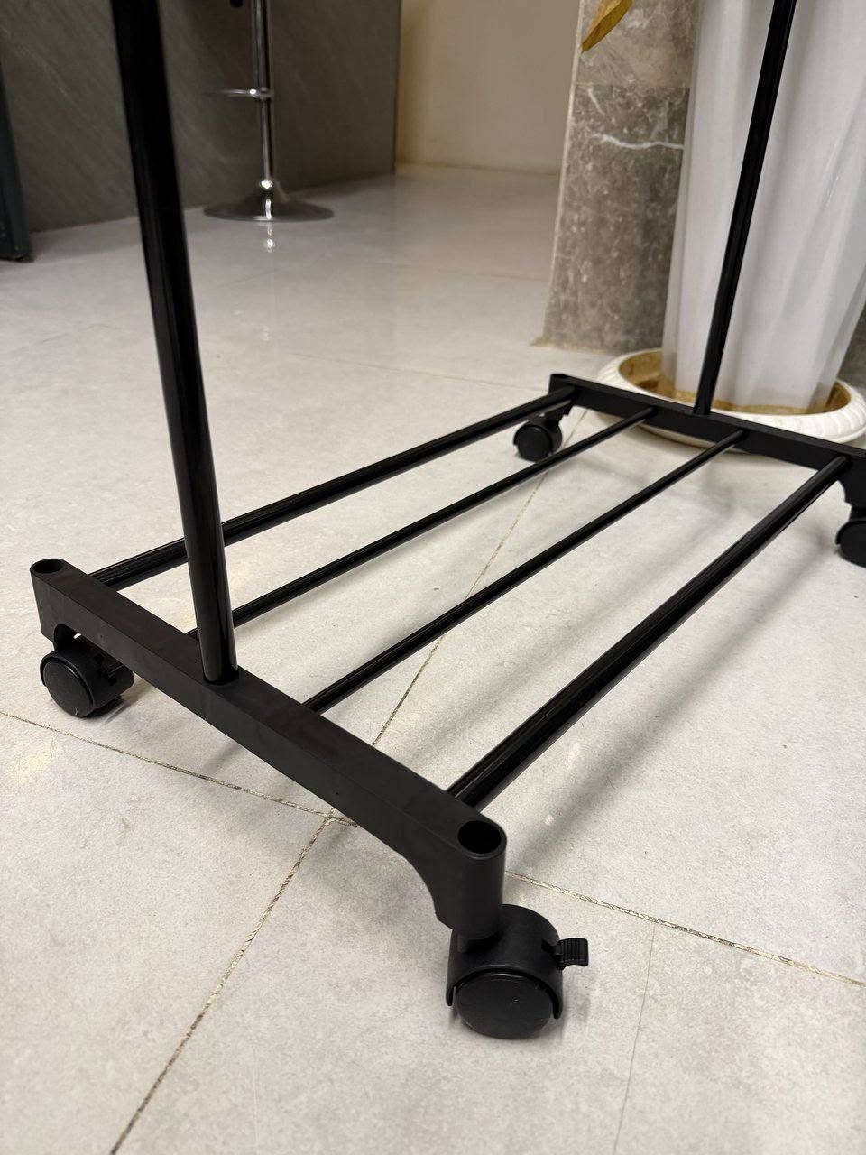 المميزات :

الالوان: أبيض، أسود
• تصميم متعدد الاستخدامات لتعليق الملابس وترتيب الأحذية والإكسسوارات.

• 4 خطافات جانبية/وسطية لتعليق الشنط، القبعات، المفاتيح والإكسسوارات.

• رف سفلي واسع مناسب للأحذية والحقائب والصناديق.

• هيكل من الحديد الكربوني المتين ومصمم للاستخدام اليومي.

• عجلات متحركة لسهولة نقل الستاند من مكان إلى آخر.

• تصميم مفتوح يخليك تشوف ملابسك بسهولة وتوصل إلها بسرعة.

• ثبات جيد مع هيكل مصمم لتقليل الاهتزاز.

• حجم عملي ومناسب للمساحات الصغيرة والمتوسطة.

• زوايا وحواف مستديرة لمظهر أنيق وآمن.
• مناسب للمنزل، غرف النوم، غرف تبديل الملابس والمحلات.

📏 الأبعاد:

الارتفاع: 128 سم
العرض: 67 سم
العمق: 32 سم

السعر: 15 الف دينار

