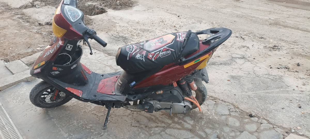 سلام عليكم دراجه  ماكس للبيع مفتوحه مزوده 55 يرادلهه باتري  وذيل خلفي ومبدل قبق مال هندر جديد دراجه حلوه ونضيفه وشلعه فول   السعر 350 وبيهه مجال او مراوس بتايگر وانطي فرق   مكان جبله  ***********
