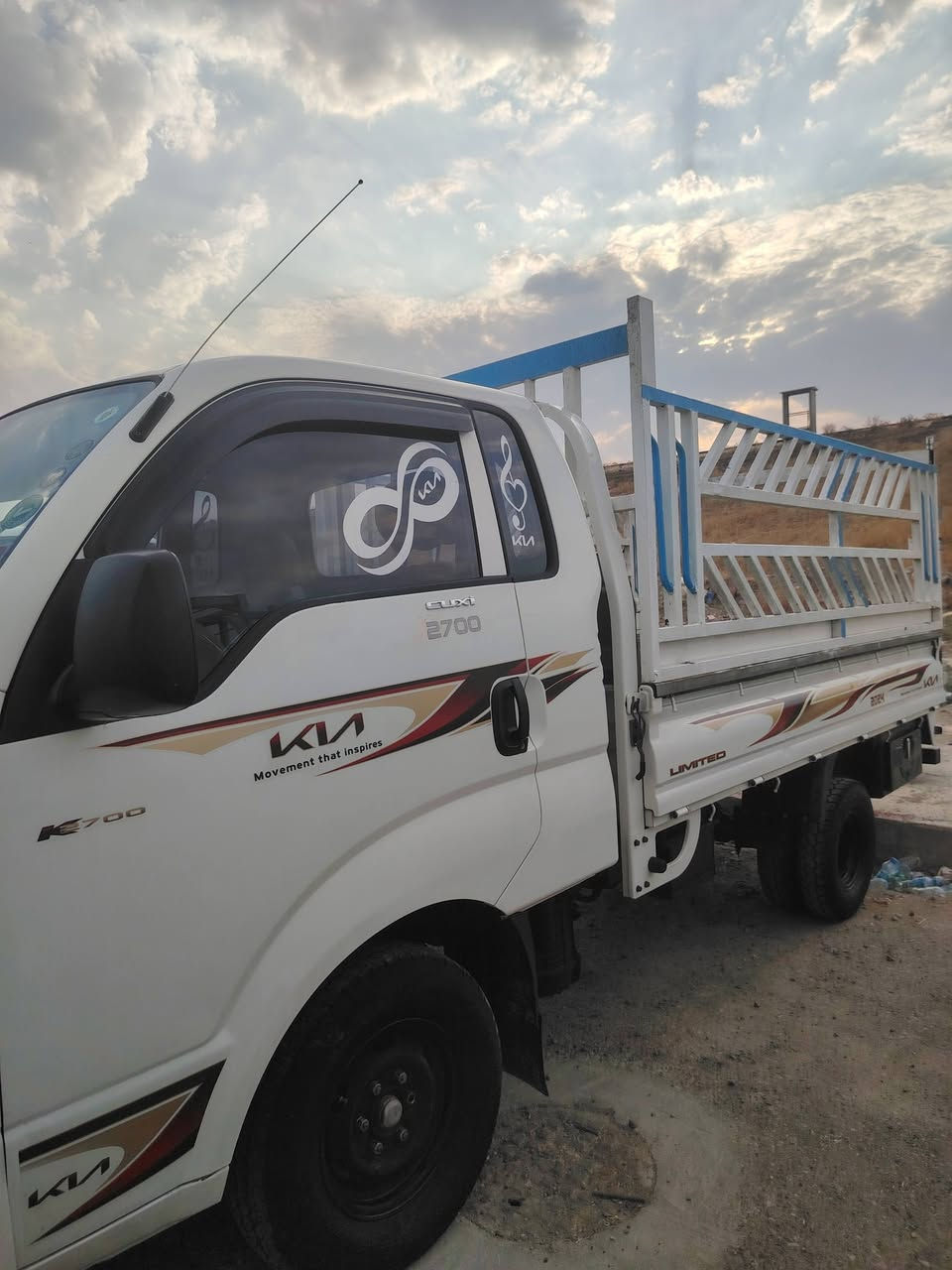 كيا 2700 للبيع 2013  سياره نضيفه تخم تاير جديد محرك بل شرط كير أكسل بل شرط شاصي بل شرط تبريد❄️ ثلج
منضومه كامله شادله سياره معلايه وركه سياره جاهزه ما ناقصه برغي حصه كاز بيه رقم كركوك جديد الأنكليزي سياره بسمي شرط التحويل 
مكفوله من ال عاميه للدعاميه لا طخه ولا ضربه االسعر  115   *********** مكاني كركوك
