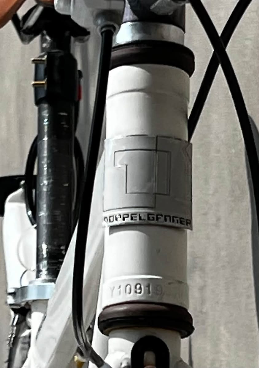 السلام عليكم ورحمة الله وبركاته 

⚡️🚲⚪️c700
( للبيع فقط )
البايسكل ياباني الاصل 
ختم واحد من الشركه المصنعه للهيكل والبايدر والستيرن 
( الدراجه المنيوم بالكامل ) وزن خفيف 
الهيكل والستيرن المنيوم ما عدا الماشا من الشركه حديد ( مو تبديل ) 
الوياله من شركة JOYTECH كما موضح في الصور 
البايسكل نضيف جداً وشوف عيونك وتجي وتشوف وتفحص وتدلل  
كااامل * بدون اي نقص بريك خلفي امامي شغالي اني مخففهن علمود السرعه 
كما ذكرت سابقاً البايسكل كامل ما عدا ضربه خفيفه بالويل الخلفي والويل معدل بس الضربه موجوده والبايسكل عندي سنين واطلع بي مسافات بعيده وما شكى من شي والضربه موضحه بالصوره ايضاً 
الليبلات والختومات الخاصه بالبايسكل ومكان تصنيعه كلها موجوده وبالنسبه للكشن ايضاً بلون مميز واسفنج مريح وما متعوب ابد 

(( تايرات وچوب خلفي وامامي اليوم شديتهن )) جدد 
والمخاد الخلفيه للبريك الخلفي ايضاً
البايسكل البريك الخلفي مخاد والامامي دسك وقرص من الشركه 
⚪️⚪️⚡️السعر 100 الف دينار قفل غير قابل للتفاوض والبايسكل المنيوم بالكامل اخوانه كاعد ينباعن ب 200 و250 .

العنوان بغداد المحموديه/حي الرشيد 

التواصل على الخاص او على الرقم 
***********/يوجد واتساب
